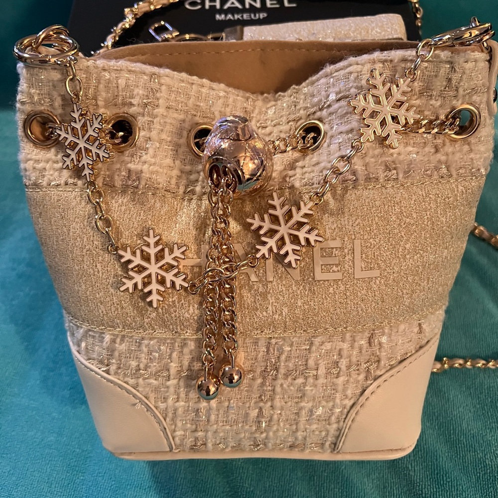 Chanel Cream and Gold Shoulder Bag - Picture 4 of 7